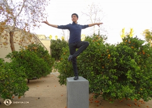 Recently, the Shen Yun New York Company visited Escondido, California for three performances. While enjoying the warm weather, Principal Dancer Danny Li became a statue amidst orange trees. (Photo by dancer Tony Zhao)
