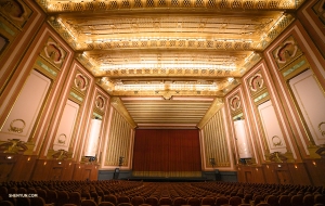 Right after Christmas, the Shen Yun International Company graces the stage of the Civic Opera House in Chicago, the second-largest opera auditorium in North America. (Photo by projectionist Annie Li)